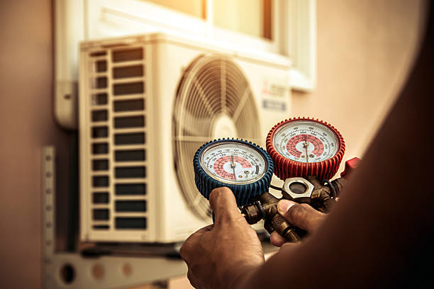 Professional Hvac technician working in Kingston, WA